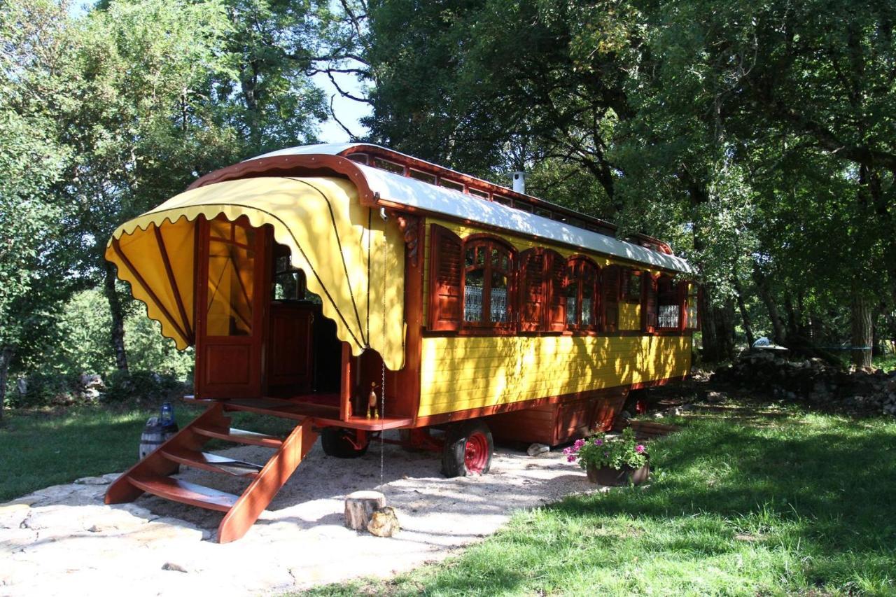Les Roulottes Du Lot Bed & Breakfast Gramat Exterior photo